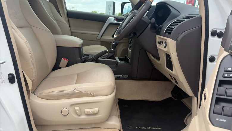 Toyota Land Cruiser 2.8 D-4D 204 Invincible 5dr Auto 7 Seats Diesel Station Wagon